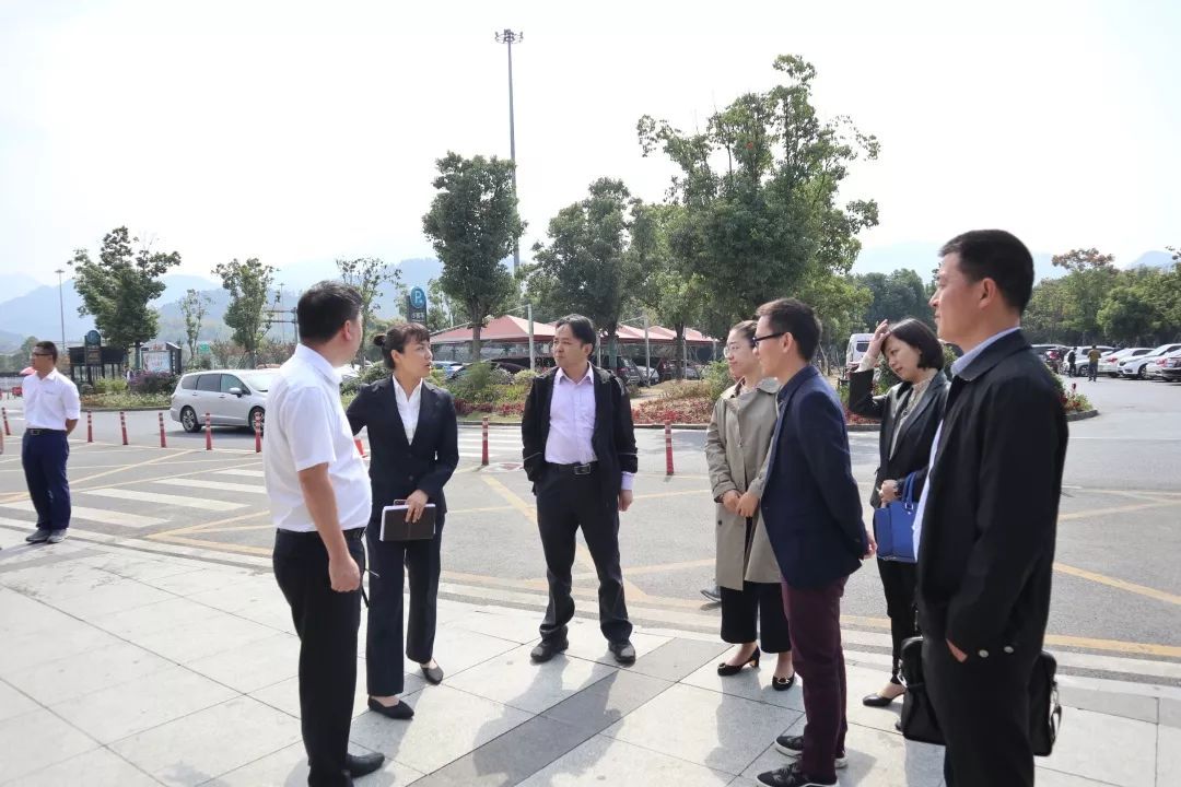 臺(tái)州市沿海高速公司來(lái)桐廬服務(wù)區(qū)參觀交流